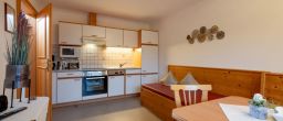 Haus Schroll Zillertal Familienwohnung Wohnkueche 1.JPG