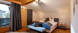 Haus Schroll Zillertal Familienwohnung Schlafzimmer.JPG