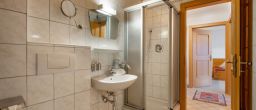 Haus Schroll Zillertal Familienwohnung Badezimmer.JPG