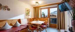 Haus Schroll Zillertal Familienwohnung Wohnkueche.JPG