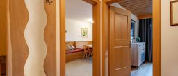 Haus Schroll Zillertal Famlienwohnung Vorraum Garderobe.JPG