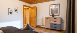 Haus Schroll Zillertal Familienwohnung Schlafzimmer 1.JPG